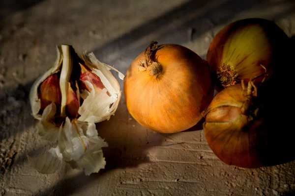 Drei Zwiebeln Und Knoblauch Rauer Heller Hintergrund Tiefe Schatten Natürliches — Stockfoto