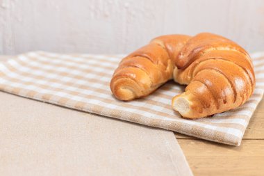 Kahvaltı için kruvasan ve parlak bir altyapı. Polonya hamur işleri. Fırından alışveriş yapıyor. Fırından çörekler..