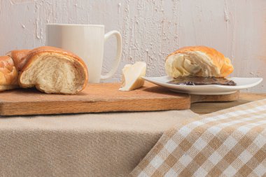 Kahveli kruvasan, çikolatalı, kahvaltıda çay. Sabah kırsal masa. Ekmek için erik reçeli. Kırsal eğlence..