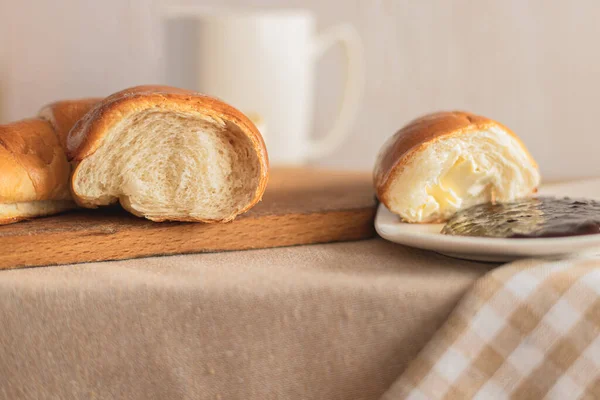 Croissant Kawą Czekoladą Herbatą Śniadanie Rano Rustykalny Stół Dżem Śliwkowy — Zdjęcie stockowe