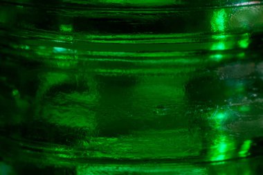 Darboğaz kadar yakın. Yeşil desenli arka plan. Şişe boynu yakın. Makro fotoğraf ve dokular.