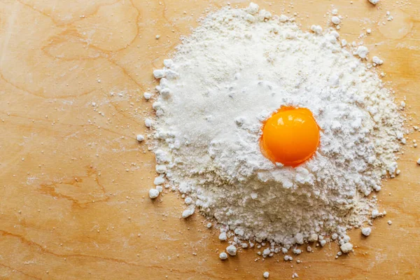 Tahtada hamur, un, şeker ve yumurta ürünleri var. Ev yapımı hamur işleri. Çörek..