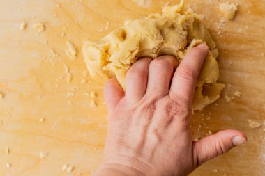 El yoğurma hamuru. Ev yapımı tatlı pasta. Aile pastaları. Turta hafta sonu. Noel için hamur işleri. Erkek ve ev.