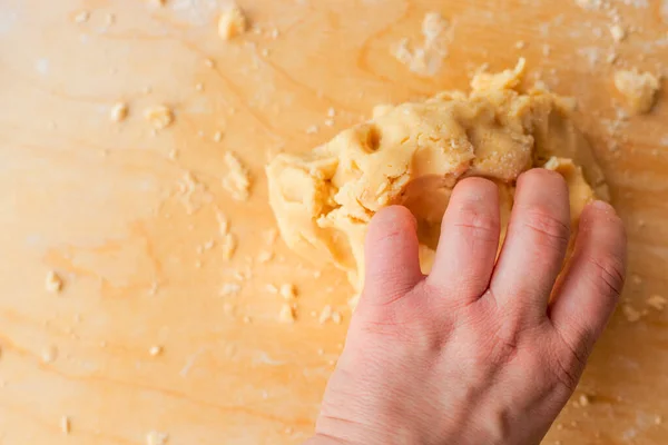 Hand Kneden Deeg Zelfgemaakte Zoete Taart Familie Gebak Taartweekend Gebak — Stockfoto