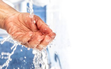 Suyun akışını teslim et. El yıkama. Koronavirüse karşı koruma. Covid-19 önlemleri.