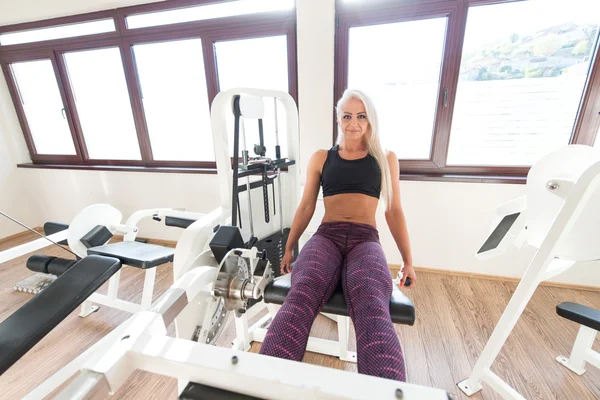 Mujer joven haciendo ejercicio para las piernas en Machin —  Fotos de Stock