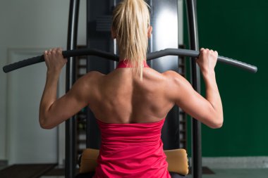 geri egzersiz yaparak sağlıklı genç kadın