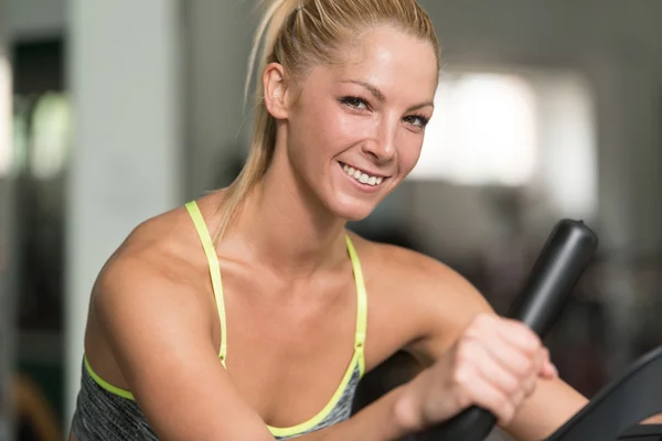 Giovani donne in bicicletta in palestra di fitness — Foto Stock