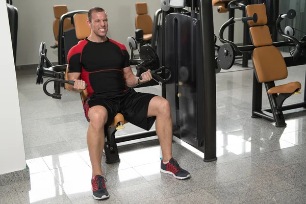 Gesunder Mann beim Krafttraining für den Bizeps — Stockfoto