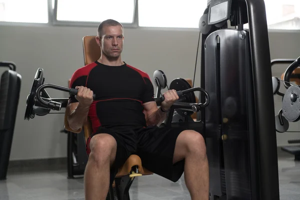 Zdrowy człowiek robi ciężkich ćwiczeń na Biceps — Zdjęcie stockowe