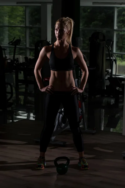 Siluet gezonde vrouw poseren In de sportschool — Stockfoto