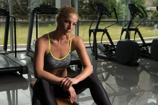 Jonge Kaukasische vrouw poseren In de sportschool — Stockfoto