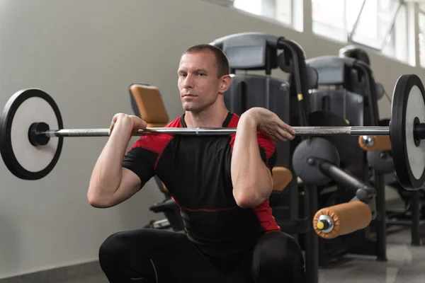 Zdrowy człowiek robi ćwiczenie sztangą Squat — Zdjęcie stockowe