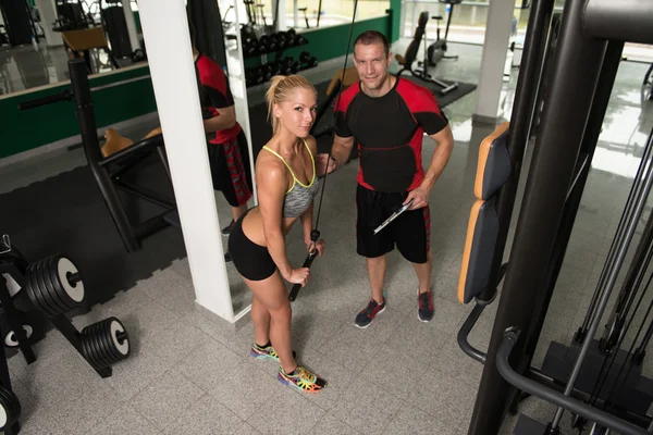 Ajuster couple ensemble Triceps d'entraînement avec des poids — Photo