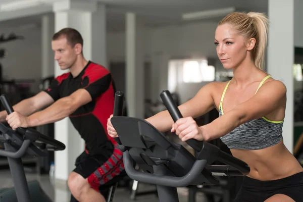 Personas sanas en bicicleta en el gimnasio de fitness — Foto de Stock