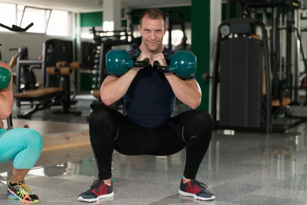 Man en vrouw Kettle Bell oefening — Stockfoto