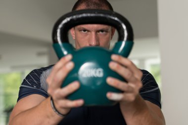 Adam su ısıtıcısı çan ile egzersiz