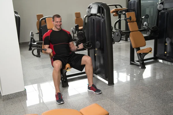 Gesunder Mann beim Krafttraining für den Bizeps — Stockfoto