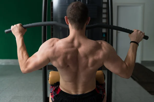 Esercizio posteriore in palestra — Foto Stock