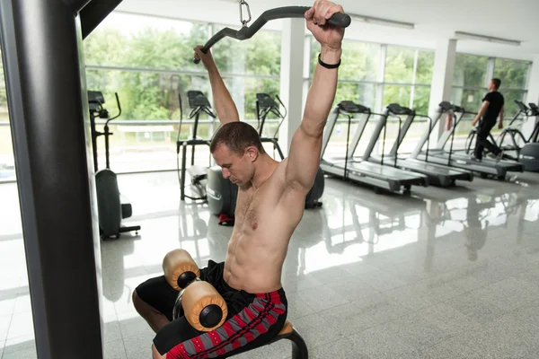 背部のための重い重量運動をしている男性のボディービルダー — ストック写真