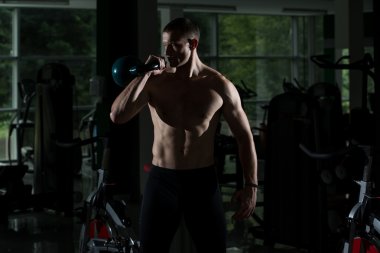 Spor salonunda poz Siluet sağlıklı bir insan