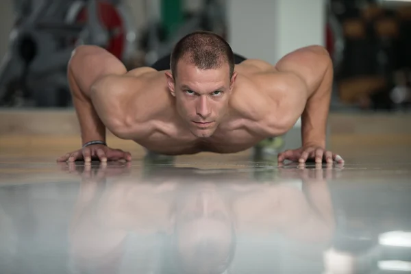 Zdravý muž dělá Push Ups na podlaze — Stock fotografie