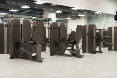 Büyük Modern spor salonu ile egzersiz donanımları