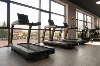 Modern bir spor salonunda egzersiz makineleri