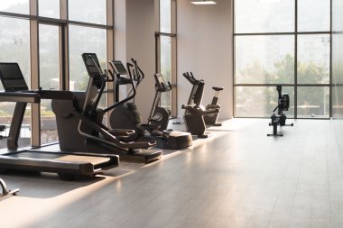 modern bir spor salonu iç donanımları ile