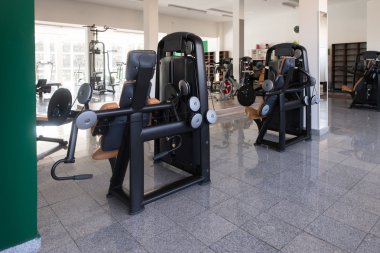 Modern bir spor salonunda egzersiz makineleri