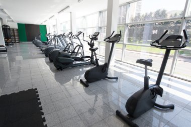 Modern bir spor salonunda egzersiz makineleri
