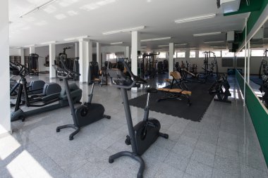 modern bir spor salonu iç donanımları ile