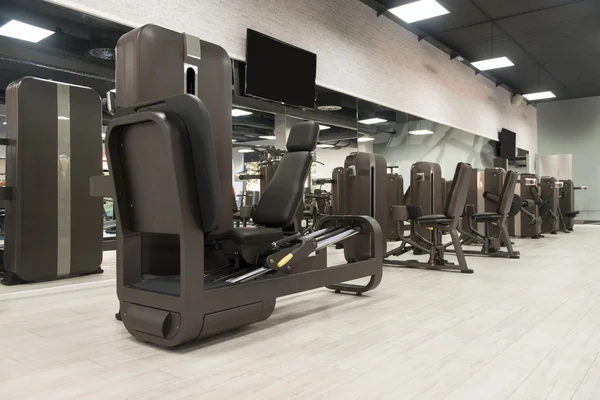 Intérieur de la nouvelle salle de gym moderne avec équipement — Photo