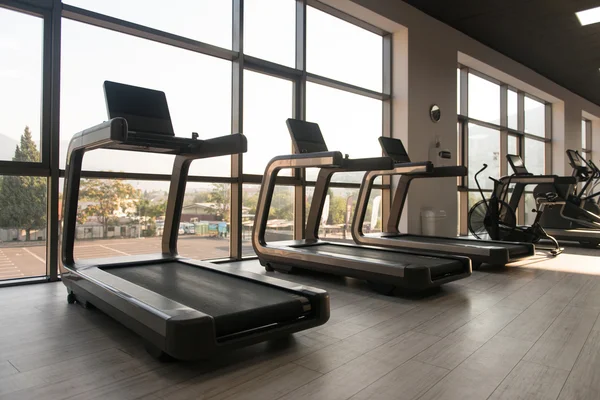 Modern bir spor salonunda egzersiz makineleri — Stok fotoğraf
