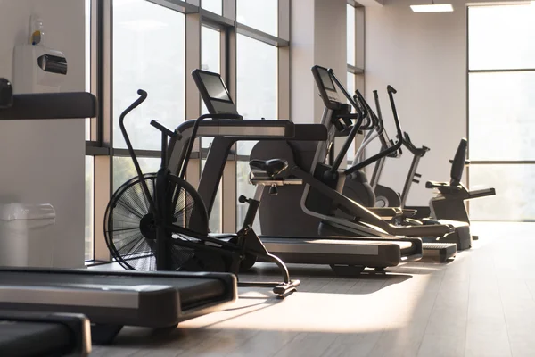 Grand gymnase moderne avec équipement d'entraînement — Photo