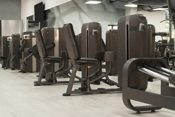 Intérieur moderne de gymnase avec équipement — Photo