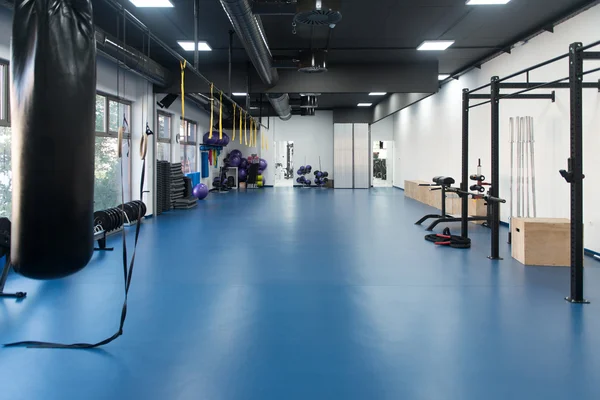 Interior moderno ginásio com equipamentos — Fotografia de Stock