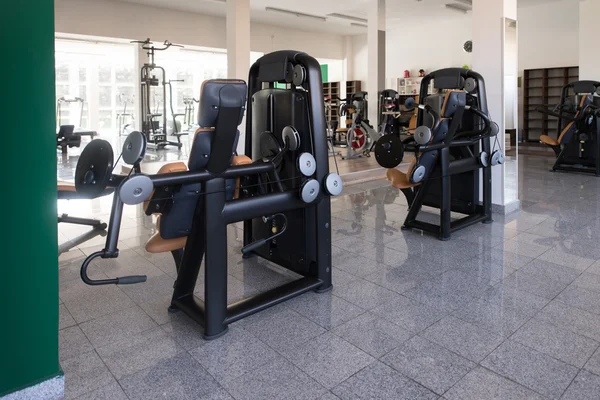 Modern bir spor salonunda egzersiz makineleri — Stok fotoğraf