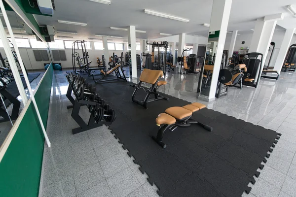 Máquinas de ejercicio en un gimnasio moderno —  Fotos de Stock