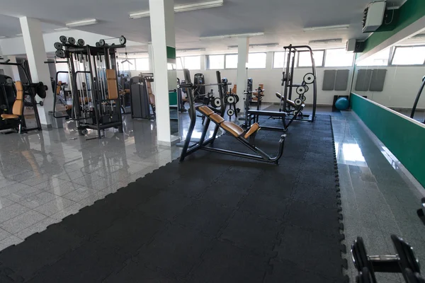 Wnętrze centrum Fitness Siłownia — Zdjęcie stockowe
