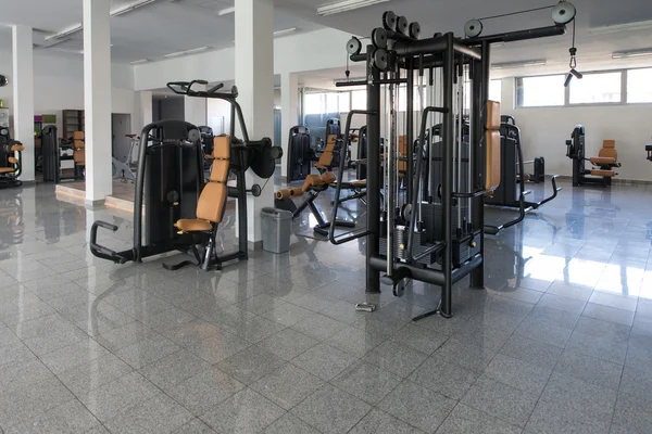 Εσωτερικό νέου σύγχρονου γυμναστηρίου με εξοπλισμό — Φωτογραφία Αρχείου