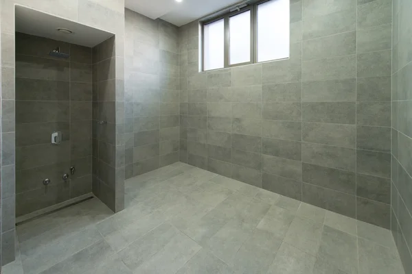 Interior de un baño con ducha — Foto de Stock