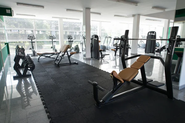 Máquinas de exercício em um ginásio moderno — Fotografia de Stock