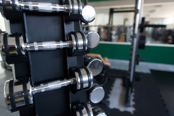 Rangées d'haltères dans la salle de gym — Photo