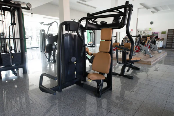 Intérieur moderne de gymnase avec équipement — Photo