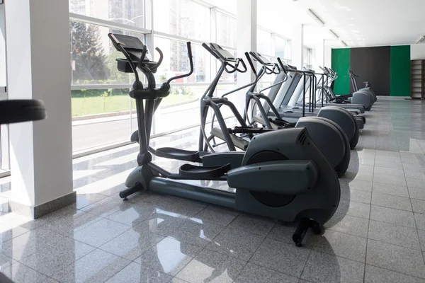 大型现代健身房健身器材 — 图库照片