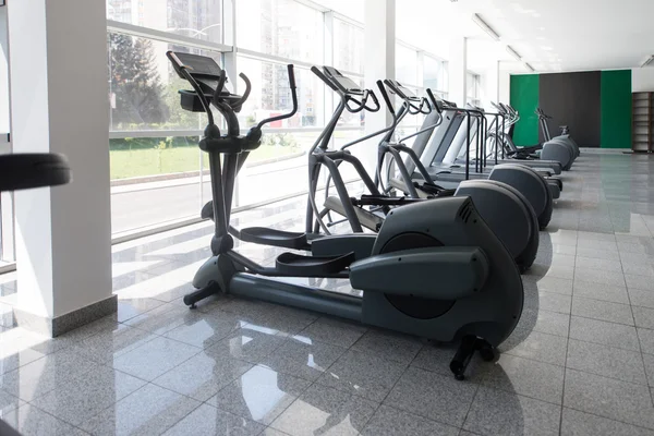 Grand gymnase moderne avec équipement d'entraînement — Photo