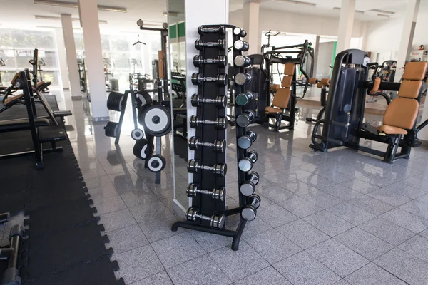 Intérieur de la nouvelle salle de gym moderne avec équipement — Photo