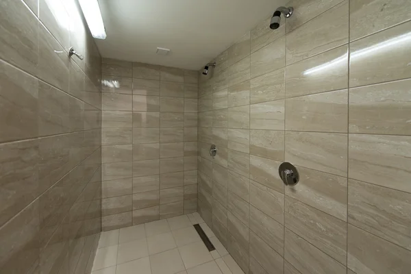 Interior de un baño con ducha — Foto de Stock