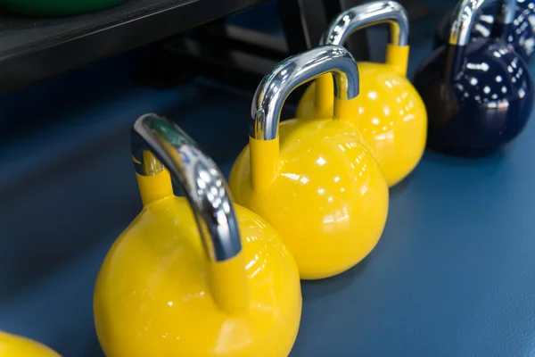 Linhas de Kettle Bell no ginásio — Fotografia de Stock